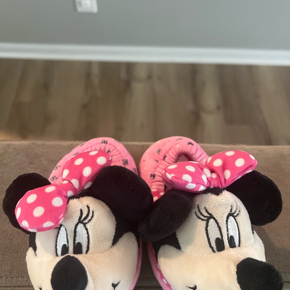 Pink Minnie Mouse Slippers Size 5/6